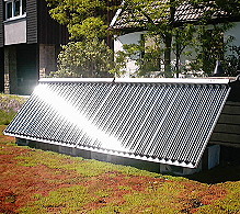 Solarkollektoren auf einem begrünten Flachdach